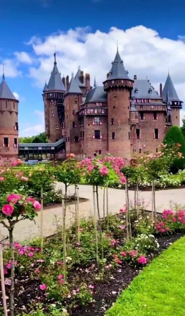 Castle de Haar behind its rose garden